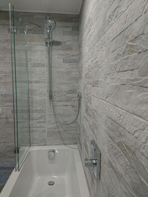 Bañera con ducha, secador de pelo, toallas, jabón
