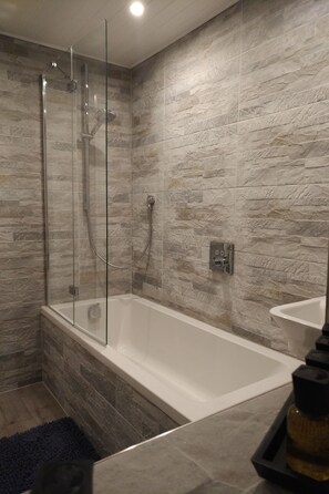 Combined shower/tub, hair dryer, towels, soap - Character Stone Cottage, Heart of the Old Village,10 mins walk to the beach! (Shanklin)