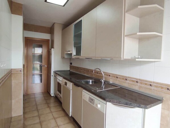 Kühlschrank, Mikrowelle, Ofen, Geschirrspüler