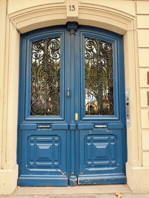 A blue double door with ornate ironwork and a brass handle. - Nice apartment in the city center with private courtyard (Carcassonne)