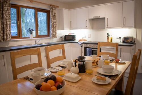 Bowmore Bungalow sleeping up to 6 guests - pet friendly