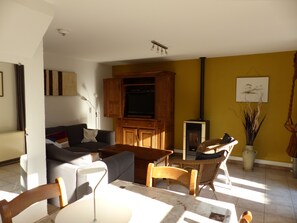 TV, caminetto, lettore DVD