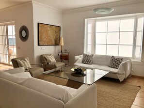 Fernseher, Tischtennisplatte