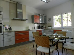 Réfrigérateur, four à micro-ondes, un four, lave-vaisselle