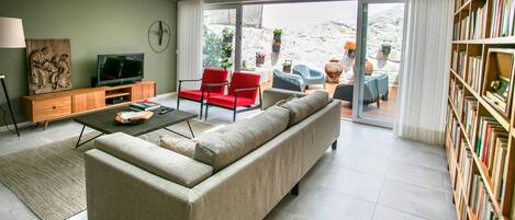 テレビ、DVD プレーヤー、ステレオ