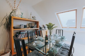 Dining - Stunning Penthouse - Sea Views, Beaches, Surfing & Parking (Newquay)