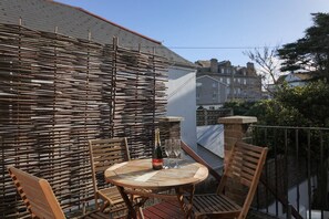 Outdoor dining - Stunning Penthouse - Sea Views, Beaches, Surfing & Parking (Newquay)