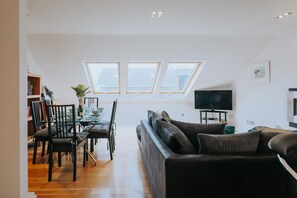 TV - Stunning Penthouse - Sea Views, Beaches, Surfing & Parking (Newquay)