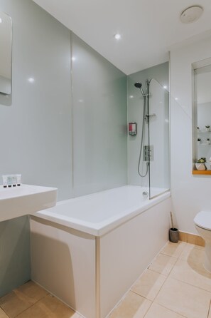 Ensemble baignoire-douche, séchoir à cheveux, serviettes fournies, savon