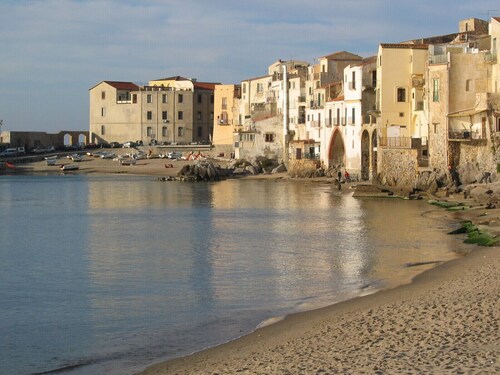 House with character in the historical centre, with terrace and sea view