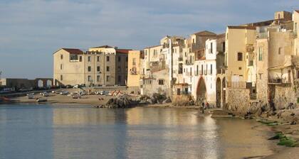 House with character in the historical centre, with terrace and sea view