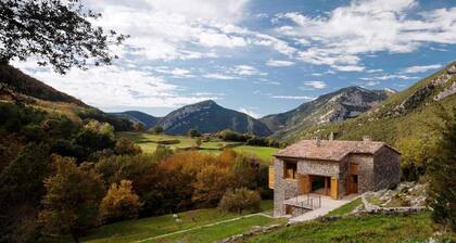 Rural house in an impressive natural setting! Up to 10 people