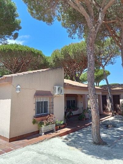 Villa with private pool, barbecue and WIFI near the beach.