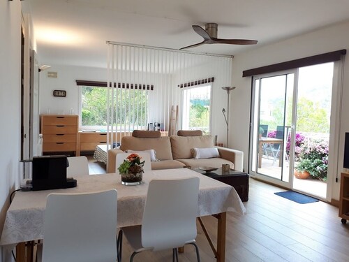 Parvi Aiguablavan rannalla. Costa Brava Oma puutarha- ja merinäköala.