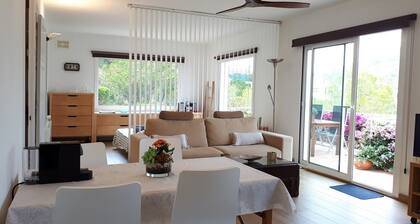 Parvi Aiguablavan rannalla. Costa Brava Oma puutarha- ja merinäköala.