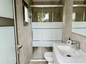Ducha y bañera combinadas, secador de pelo, bidé y toallas