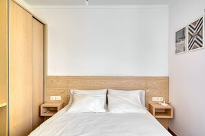 4 bedrooms, desk, soundproofing, iron/ironing board