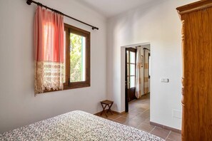 4 slaapkamers, een bureau, een strijkplank/strijkijzer, reisbedje