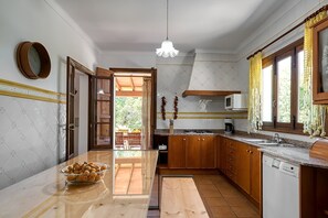 Fridge, microwave, oven, stovetop - Finca Sa Punta (Santa Margarita)