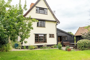 Foto von Rural Timber Eingerahmtes Cottage aus dem 16. Jahrhundert mit Nutzung des beheizten Innenpools