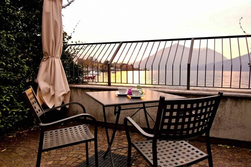 Enjoy the beauty of Lake Como from the comfort of your home! This stunning home boasts a prime location right on the lakeshore, offering breathtaking views of the sparkling lake below. Soak up the serene surroundings and absorb the tranquility of this id