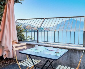 Outdoor dining - Enjoy the beauty of Lake Como from the comfort of your home! This stunning home boasts a prime location right on the lakeshore, offering breathtaking views of the sparkling lake below. Soak up the serene surroundings and absorb the tranquility of this id (Bellano)