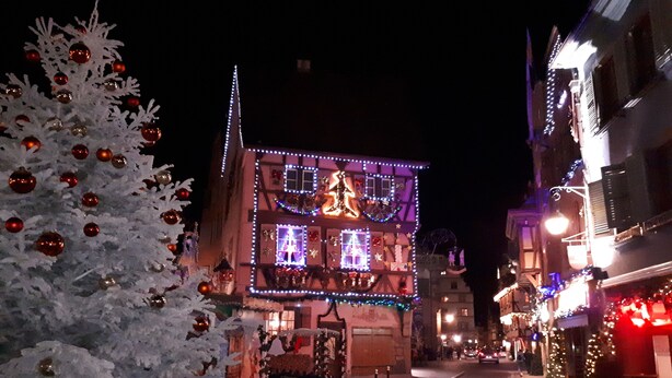 En bygning pyntet til jul, med lys og dekorationer.