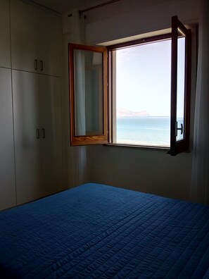 2 bedrooms, in-room safe, desk, iron/ironing board - Seaview modern holiday home in NW Sicily - air conditioning, Wi-Fi, parking, bbq (Alcamo Marina)