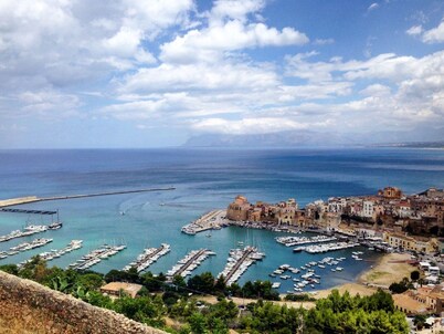 Seaview modern holiday home in NW Sicily - air conditioning, Wi-Fi, parking, bbq