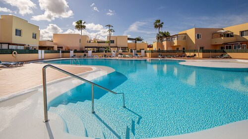 APARTMENT WITH SWIMMING POOL NEAR THE SEA