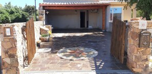 Exterior detail - Single house detached courtyard terrace sea view (Sant'anna arresi)