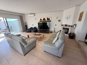 Smart TV, fireplace, books - Stunning villa in Vale do Lobo, private pool and high speed broadband (Vale do Lobo)