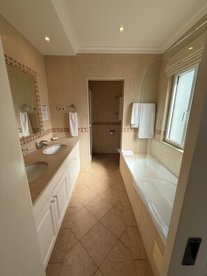 A modern bathroom with two sinks, a bathtub, and a shower. - Stunning villa in Vale do Lobo, private pool and high speed broadband (Vale do Lobo)