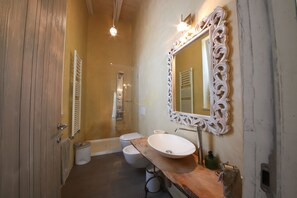 Baignoire, sèche-cheveux, bidet, serviettes fournies