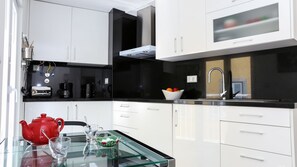 Fridge, microwave, oven, stovetop - Azulejos Charming Flat with Terrace by LovelyStay (Lisboa ciudad)