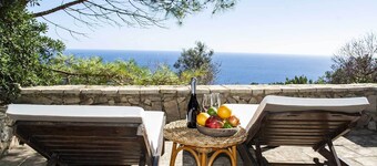 VILLA DE VACANCES SUR LA MER AVEC UN JARDIN DE 3000 M²