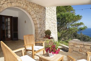 Terrace/patio - HOLIDAY VILLA BY THE SEA WITH EXCLUSIVE GARDEN OF 3000 SQM (Gagliano del Capo)