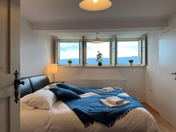 3 bedrooms, desk, iron/ironing board, travel cot