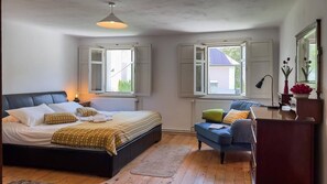 3 habitaciones, escritorio y tabla de planchar con plancha