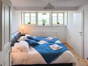 3 bedrooms, desk, iron/ironing board, travel cot