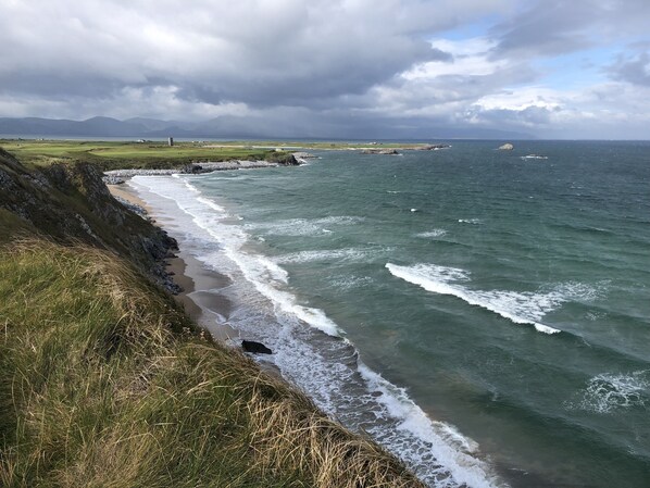 På stranden, solsenger og strandhåndklær