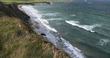 Large scenic 3 bed cottage close to beach, mountain views, Wild Atlantic Way