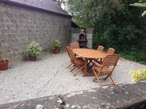 Outdoor dining - 10 minutes from the beaches, large house by the stream. Ideal for families (Besneville)