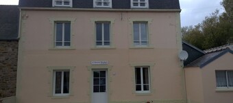 10 minutes from the beaches, large house by the stream. Ideal for families