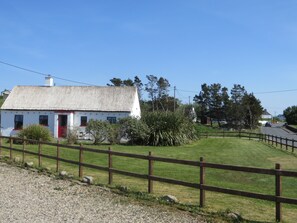 Exterior - Mullaghduff Thatched Cottage on the Wild Atlantic Way, near Kincasslagh, Donegal (Annagry)