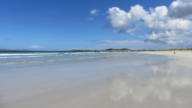 A beach with a clear sky and a few clouds. - Mullaghduff Thatched Cottage on the Wild Atlantic Way, near Kincasslagh, Donegal (Annagry)