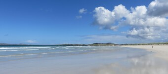 キンカッシラグ、ドニゴール近くの野生の大西洋の道のMullaghduff藁葺きコテージ