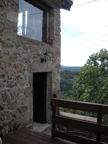 Maison traditionelle de hameau avec terrasse