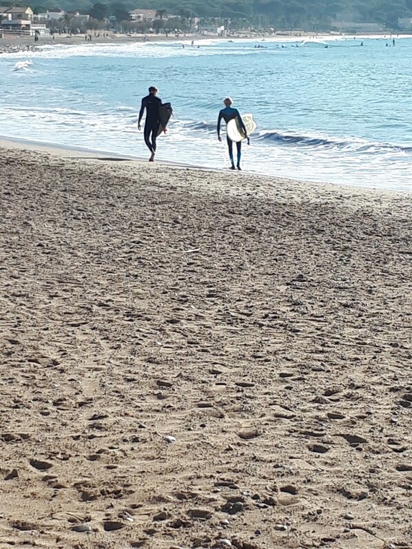 Plage à proximité, chaises longues