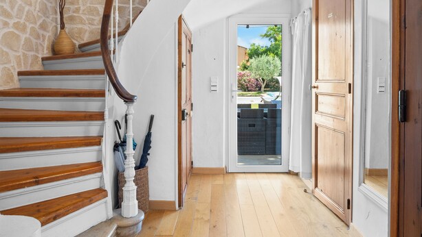 A wooden staircase with a stone wall, a wooden door, and a view of the outside. - House with garden (Saint-Cyr-Sur-Mer)